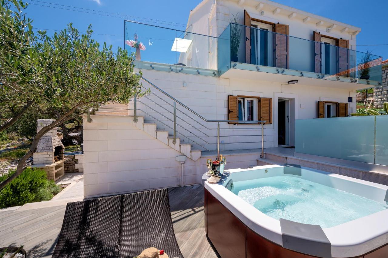Uniquely Designed Villa Ivana With Outdoor Jacuzzi Nearby The Pebble Banje Beach At The Island Of Solta Rogač 外观 照片