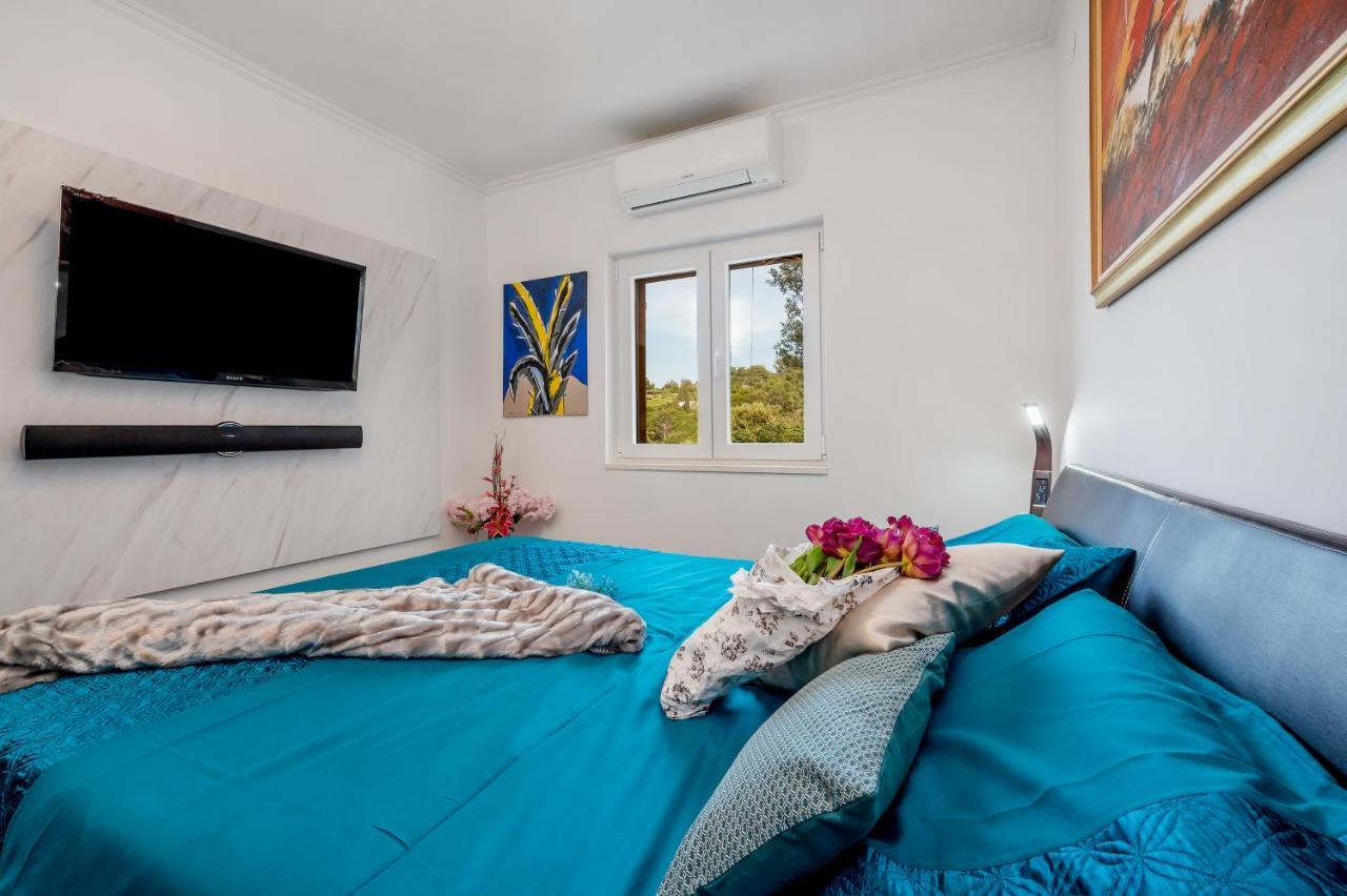 Uniquely Designed Villa Ivana With Outdoor Jacuzzi Nearby The Pebble Banje Beach At The Island Of Solta Rogač 外观 照片