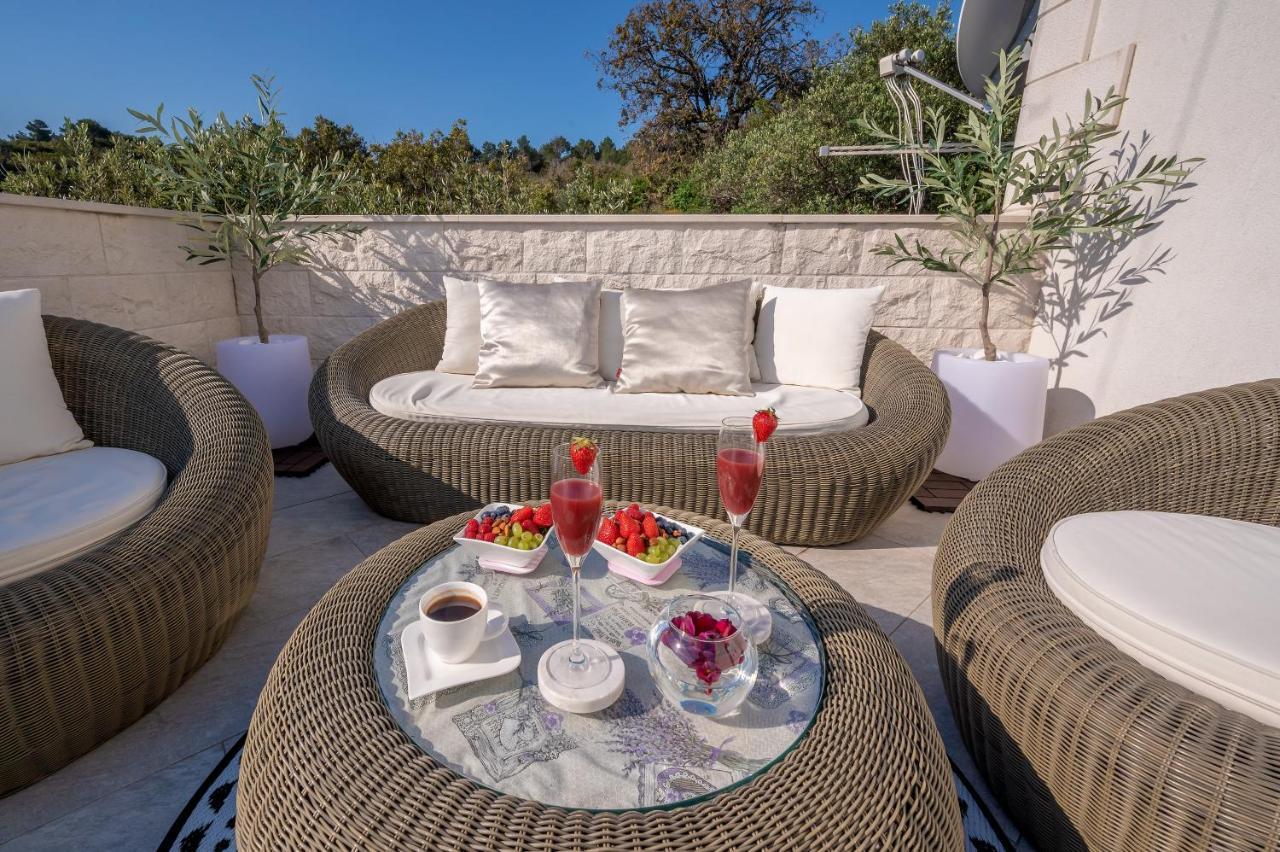 Uniquely Designed Villa Ivana With Outdoor Jacuzzi Nearby The Pebble Banje Beach At The Island Of Solta Rogač 外观 照片