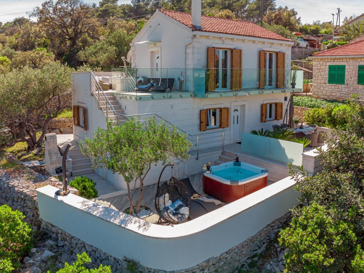 Uniquely Designed Villa Ivana With Outdoor Jacuzzi Nearby The Pebble Banje Beach At The Island Of Solta Rogač 外观 照片