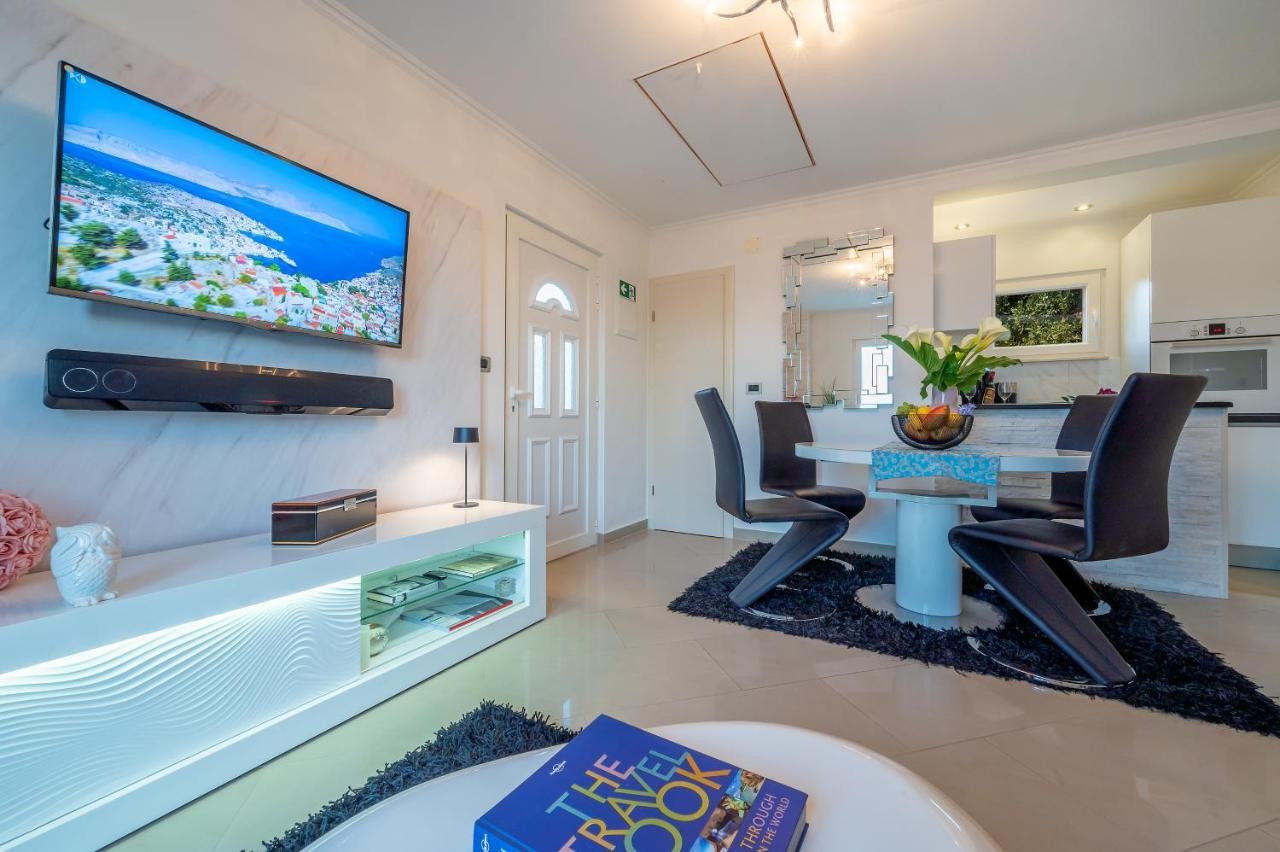 Uniquely Designed Villa Ivana With Outdoor Jacuzzi Nearby The Pebble Banje Beach At The Island Of Solta Rogač 外观 照片