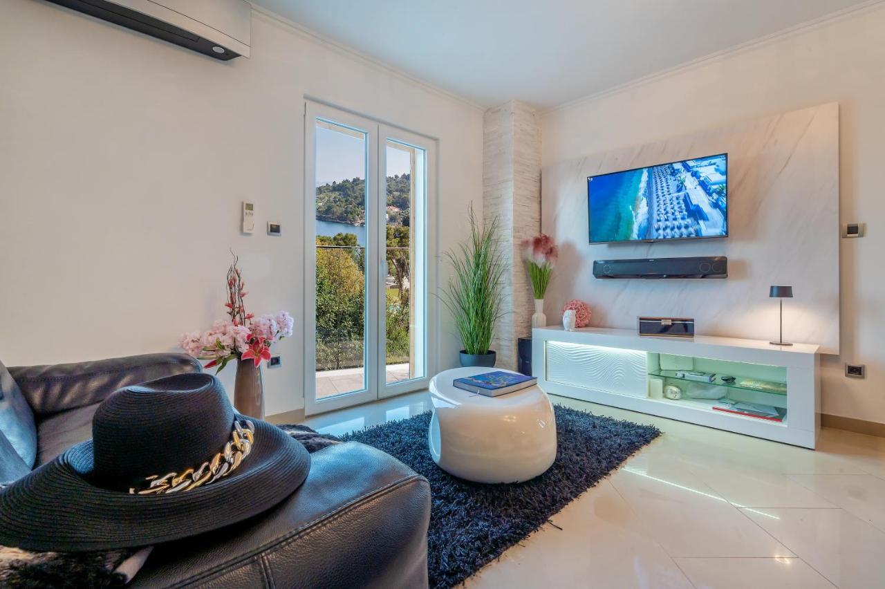 Uniquely Designed Villa Ivana With Outdoor Jacuzzi Nearby The Pebble Banje Beach At The Island Of Solta Rogač 外观 照片
